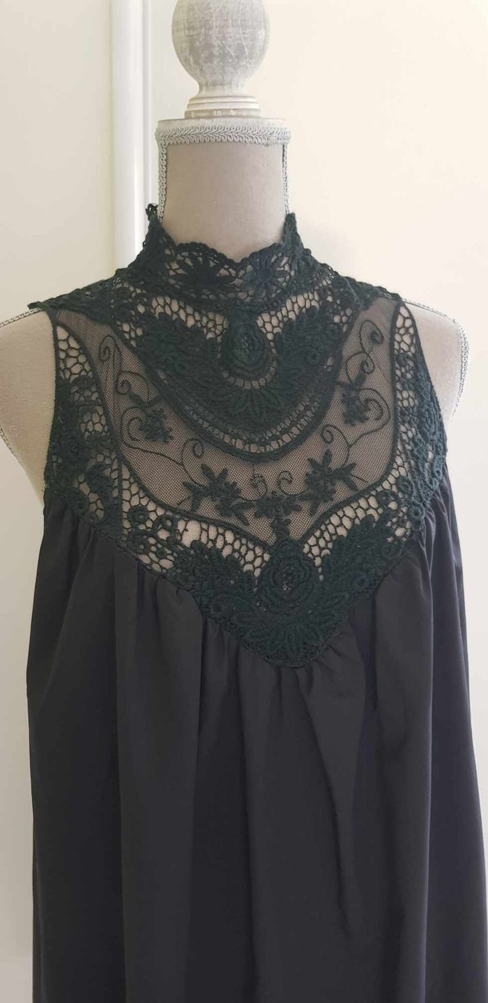 Robe fluide et légère, décolleté dentelle et dos nu - photo numéro 2