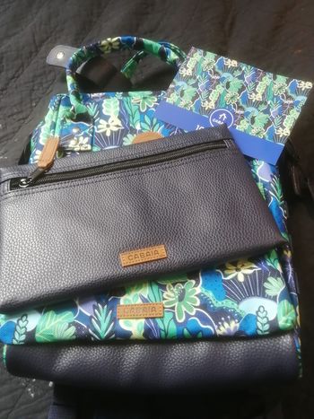 Sac cabaïa édition limitée Manaus.10ème anniversaire.
 2 grandes pochettes Dimensions 32x23x12cm
Neuf avec etiquette