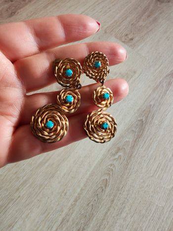 Clips d'oreilles pendants en spirale dorée avec le centre turquoise