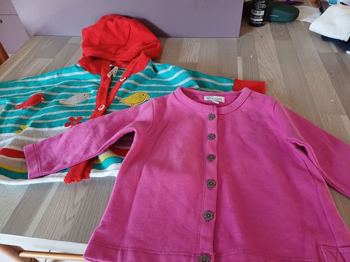 2 boléros et 2 gilets filles Taille 6 mois - photo numéro 2