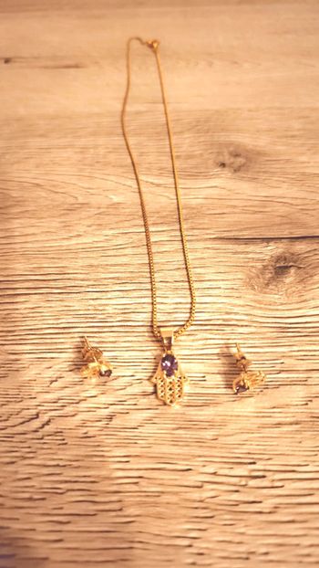 Parure de bijoux avec mains