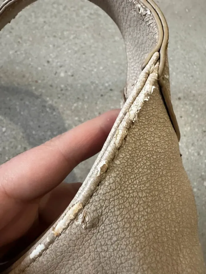 Sac porté épaule beige, bon état mais il y a des traces d'usures 38x25cm - photo numéro 8