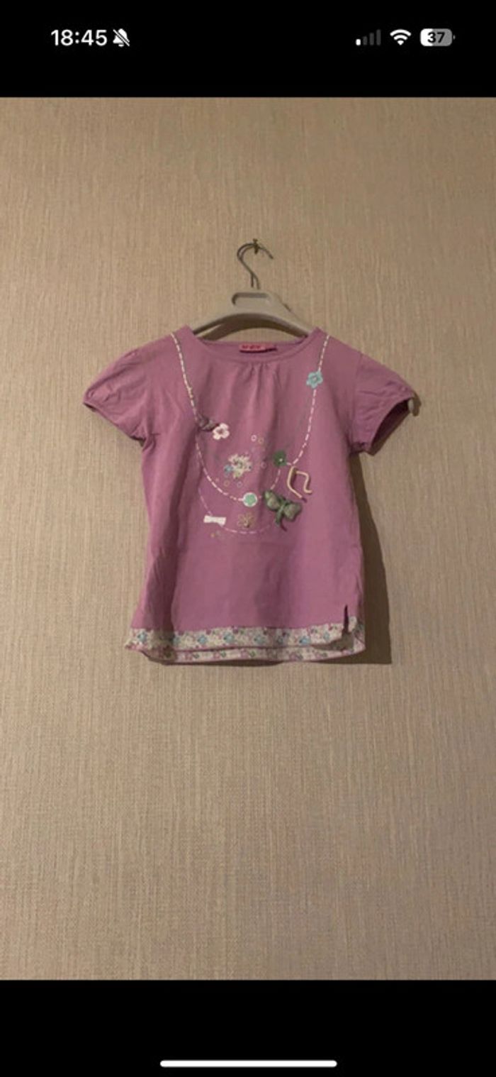 T-shirt violet avec fleurs