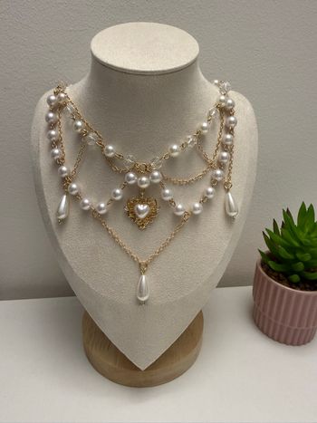 Joli collier doré perle blanche et coeur