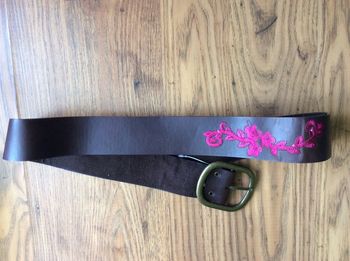 Ceinture marron simili cuir dessin violet