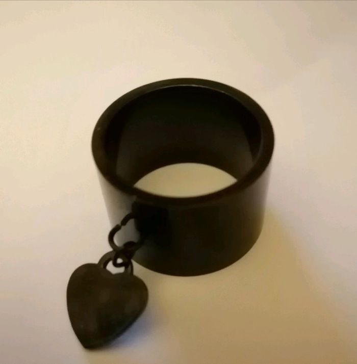 Bague large noire avec pampille cœur Taille 57