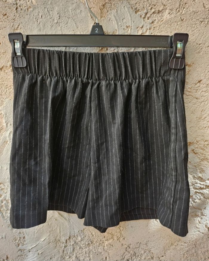 Jupe short trapèze courte noir avec rayure et détail de sangle - photo numéro 3