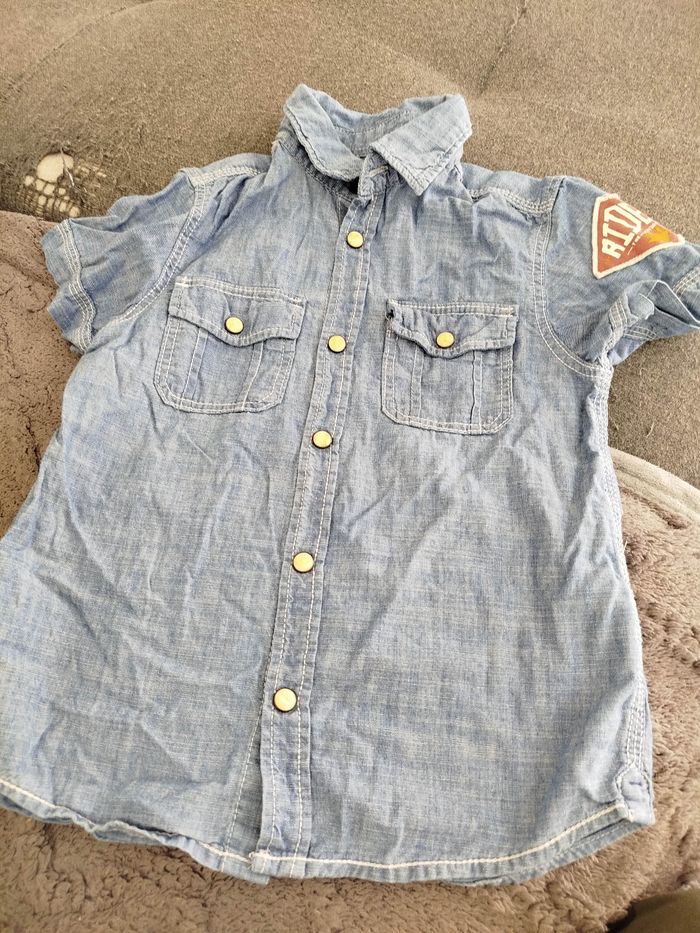 Chemise bleue h&M. Taille  4/5 ans. Très bon état