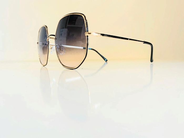 Lunette de soleil femme métallique dorée et noire verres dégradés uvprotection catégorie 2 - photo numéro 3