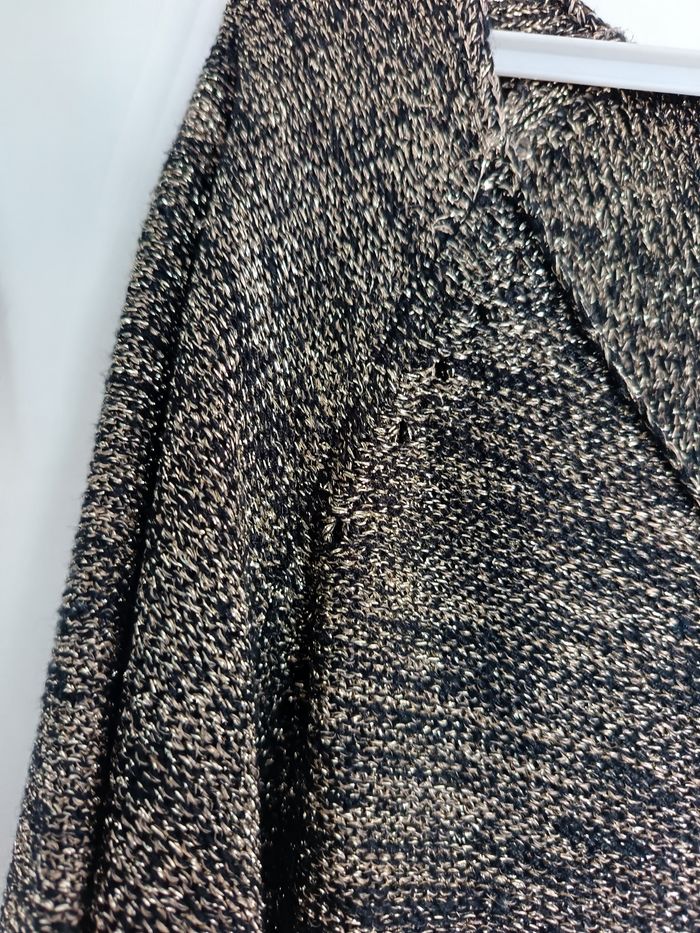 Pull col V chiné noir et doré
