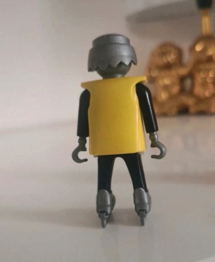 Playmobil 4634  cosmonaute
 4575  captain galaxy
 4747  spationaute
4604  robot roller
4741 robot - photo numéro 10