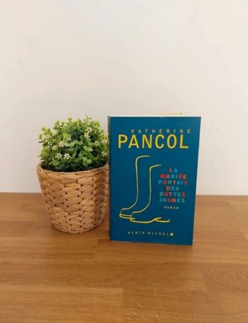 La mariée portait des bottes jaunes 