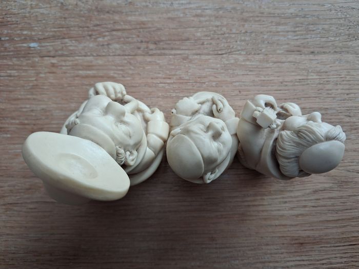 Bustes en albâtre, moines et instruments de musique - photo numéro 3