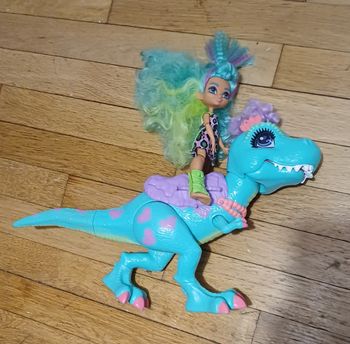 Dinosaure  et poupée cave club