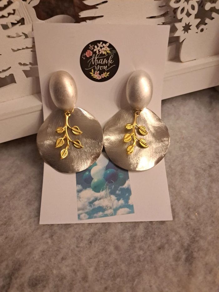 Boucles d'oreilles pendante grise et doré - photo numéro 4