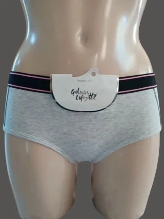 Lot 5 shortys Galeries Lafayette 8 ans valeur 34.95 € - photo numéro 2
