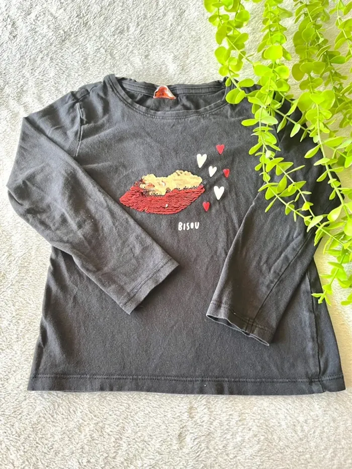 Très beau tee shirt à longue manche  pour petite fille