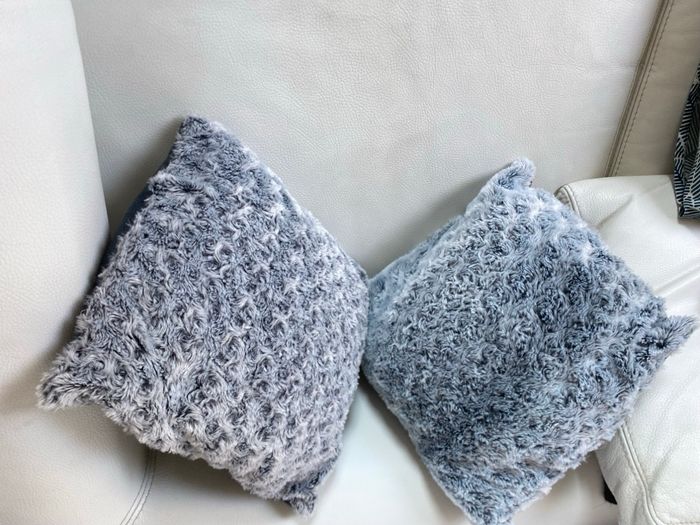 2 coussins gris fourrure et polaire 35 x 40 cm - photo numéro 4