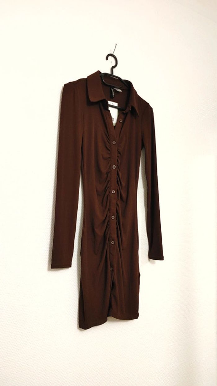 Belle robe marron moulante bouton sur le devant taille XS - photo numéro 2
