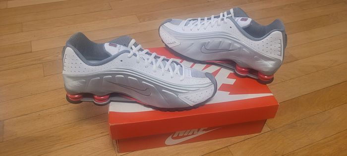 NIKE SHOX R4