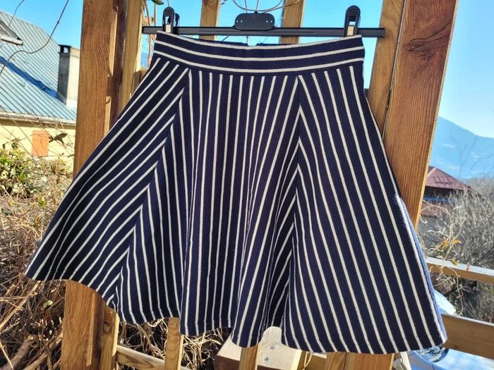 Superbe jupe trapèze H&M, 14 ans, marine rayée blanche