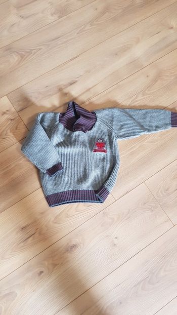 Pull gris col bordeaux