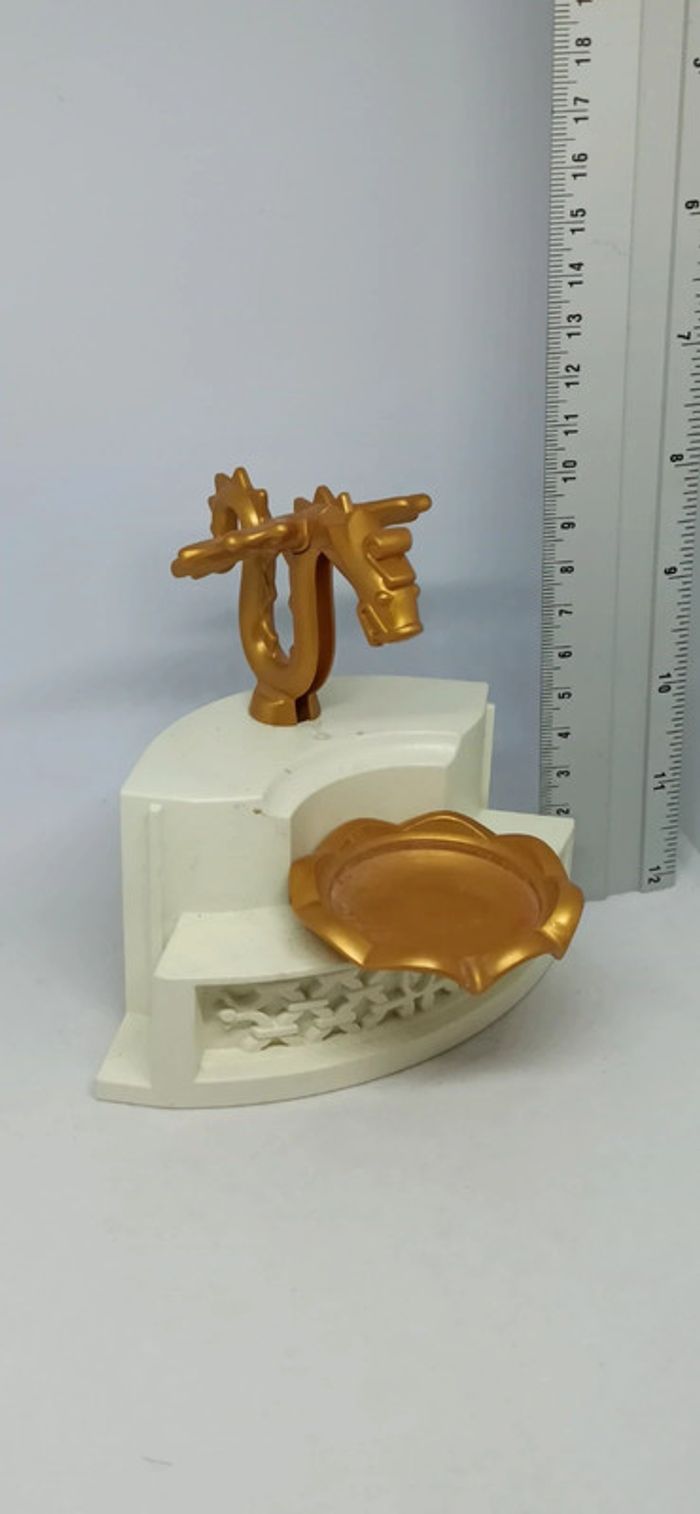 Décor de fontaine avec dragon doré playmobil