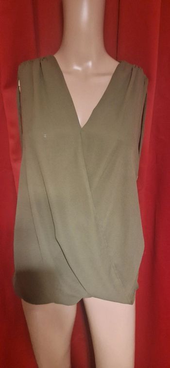 Joli top sans manches taille L