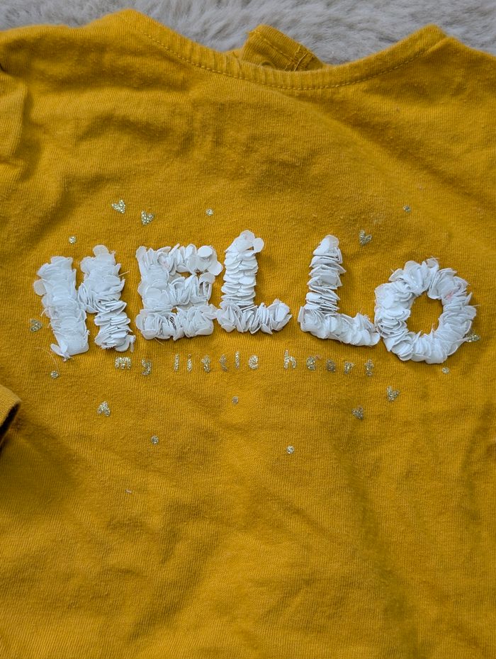 T-shirt bébé 9 mois – jaune moutarde – inscription “HELLO” fleurs – très bon état - photo numéro 2