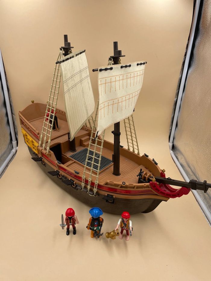 Bateau pirates Playmobil + 3 figurines