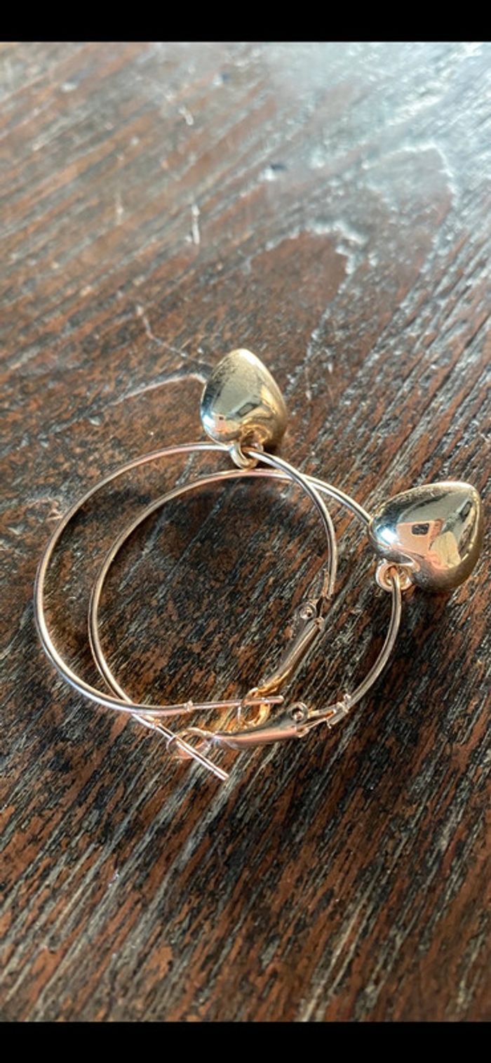 Magnifique paire de boucles d’oreilles avec cœurs