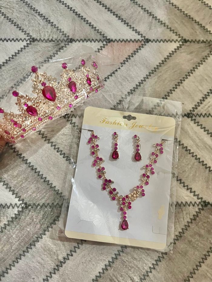 Ensemble parure de mariée ou princesse neuve avec la couronne