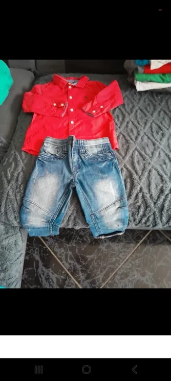 Un bac de  vêtements garçon 2 ans