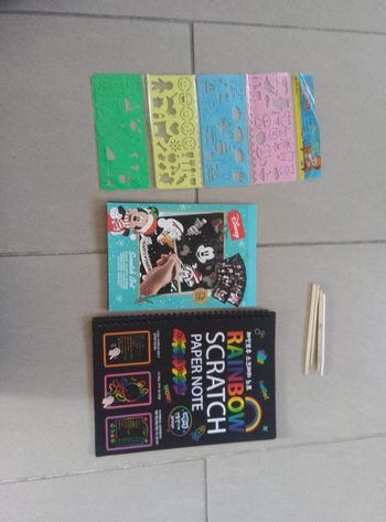 livre et cartes disney à gratter avec pochoirs