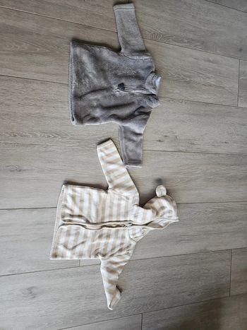 2 gilets zippé 6 mois