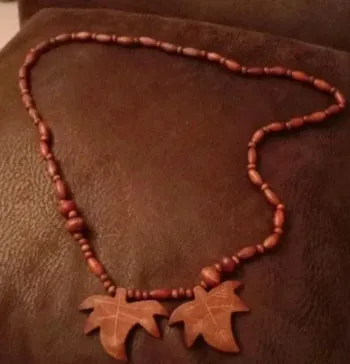 Collier en bois avec feuille d automne vintage