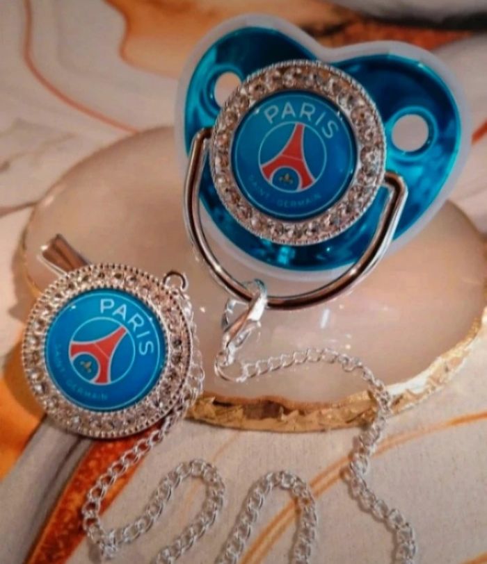 Tétine, sucette avec attache paris saint germain