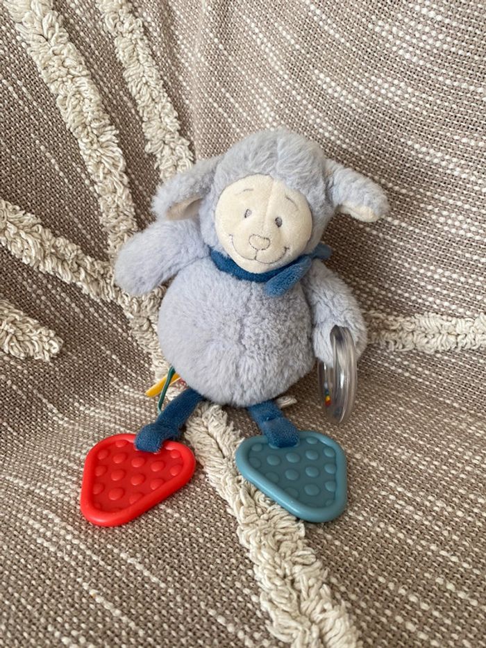 Peluche doudou d'éveil 25cm Noukie's Guss et Victor mouton brebis blanc bleu et rouge parfait état
