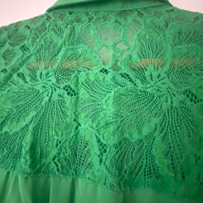 Chemisier vert  et dentelle - photo numéro 3