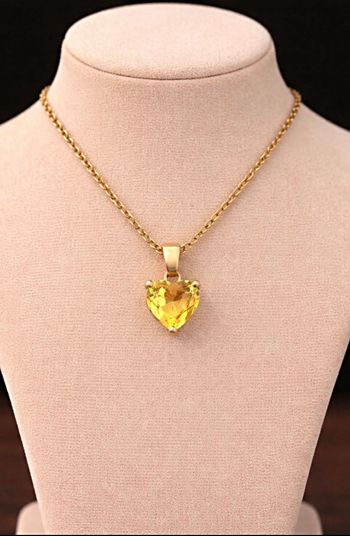 Superbe collier neuf doré pendentif jaune cœur vendu avec pochon