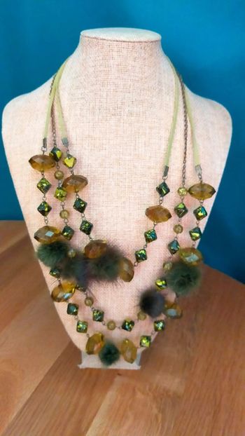 Collier fantaisie original – Vert olive & ambre – Pompons et perles mouchetées