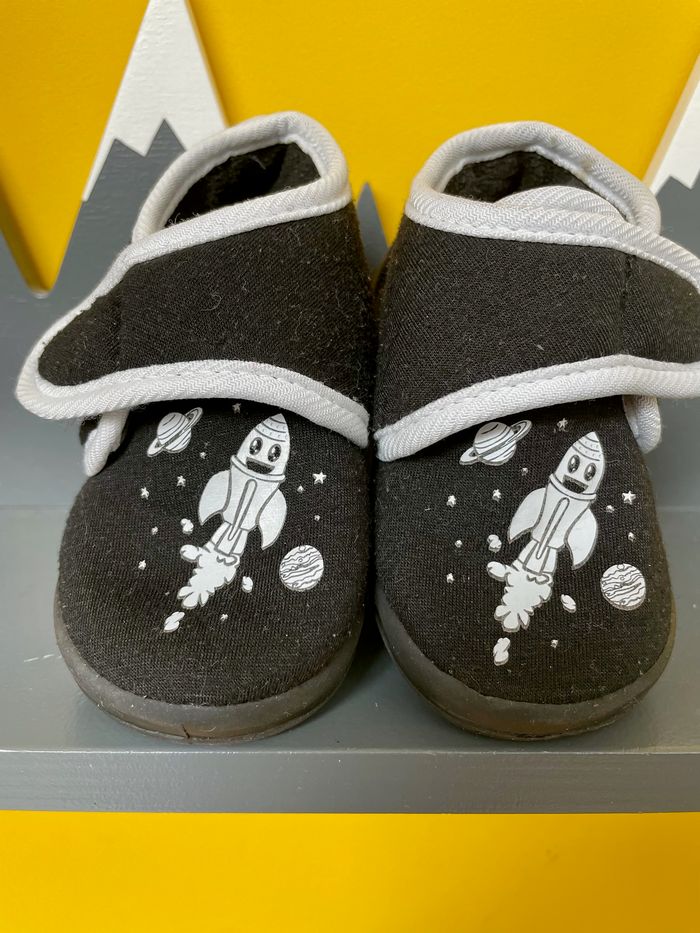 Chaussons noir scratch fusée Kiabi taille 20 - photo numéro 4