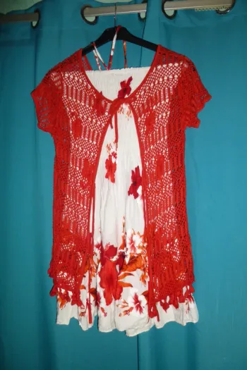 jolie robe d'été sans manche évasé + gilet rouge taille 40 au dessus du genou