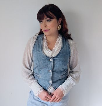 Gilet en jean waistcoat sans manches tendance moderne Marque cache-cache Taille 36 S
Très bon état