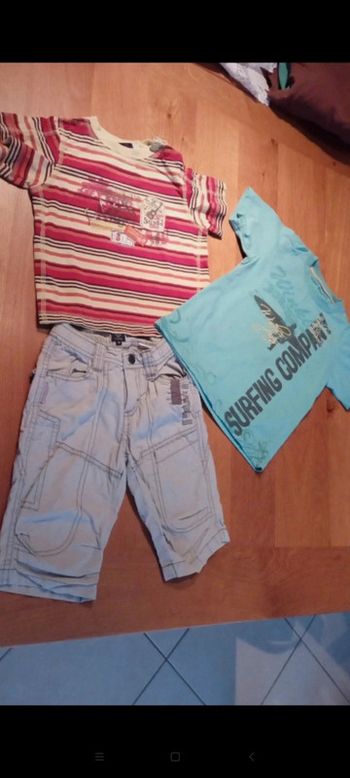 Lot de 1 bermuda et 2 t-shirts taille 3 ans en très bon état.
