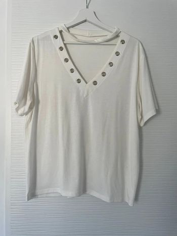 Haut t-shirt blanc uni fluide léger à oeillets manches courtes décolleté en V