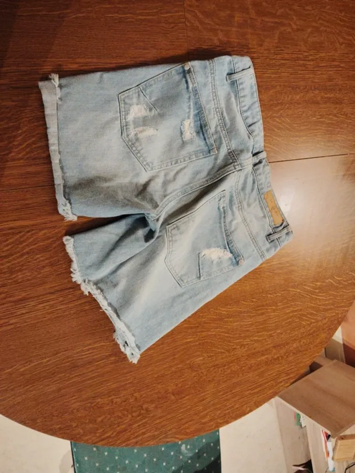 Short jeans troués - photo numéro 3