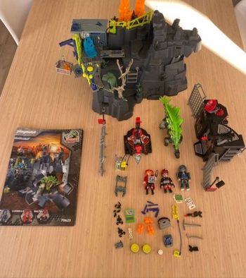 Set dino rise 70623  avec dinosaure er perso en très bon état 