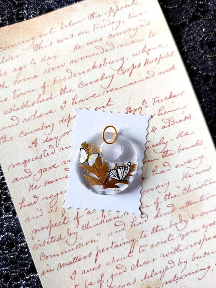 magnifique pendentif en résine avec petits papillons blanc et noir