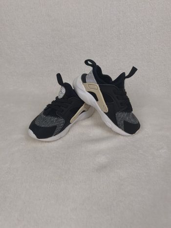 Baskets Nike Huarache Garçon pointure 25